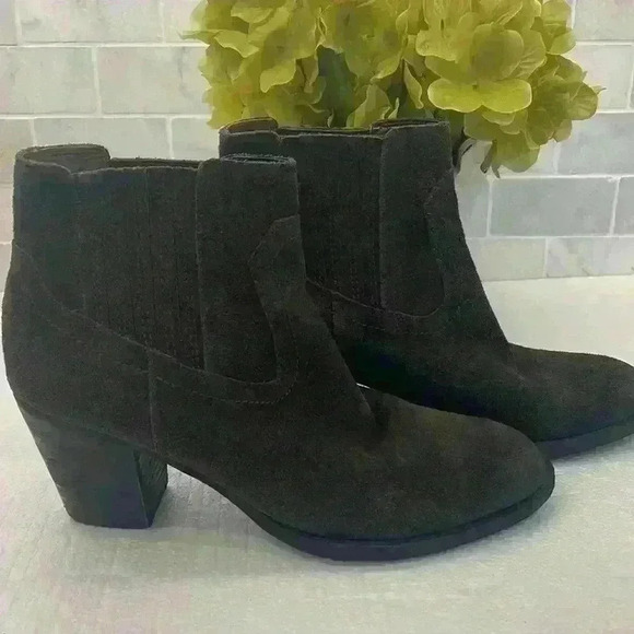 Dolce Vita Shoes - Dolce Vita Suede Ankle Boots Size 8 , Elastic on both sides, no zipper pre owned